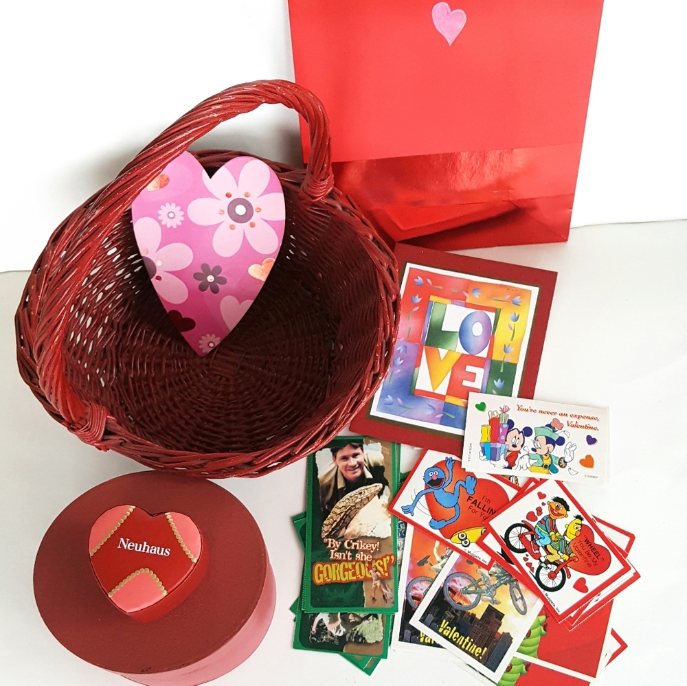 Valentine Hearts Bundle Red Wicker Basket Gift Boxes Cards Gift Bag Romantic - Picture 3 of 10